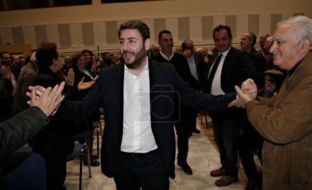 Foto de El eurodiputado Androulakis Nikos, candidato al liderazgo del Movimiento para el Cambio, pronuncia su discurso durante un mitin en Tesalónica, Grecia, el 10 de noviembre de 2017 - Imagen libre de derechos