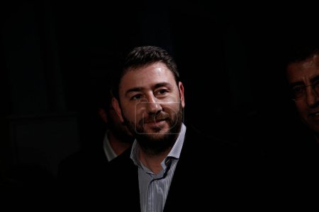 Foto de Androulakis Nikos, candidato a la dirección del Movimiento por el Cambio durante una conferencia de prensa el 19 de noviembre de 2017. - Imagen libre de derechos