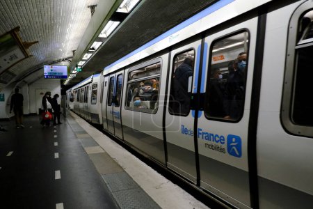 Téléchargez les photos : Métro dans la station de métro à Paris, France le avril 21, 2022. - en image libre de droit