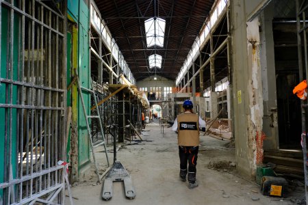 Téléchargez les photos : Travailleurs vus sur le chantier de construction à Thessalonique, Grèce, le 20 juillet 2021. - en image libre de droit