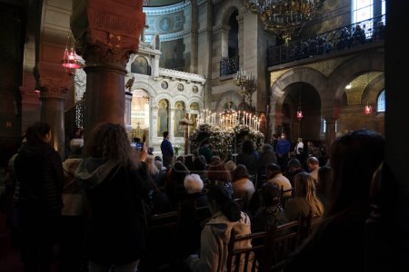 Foto de Los fieles cristianos ortodoxos participan en la Letanía del Epitafio durante la tarde del Viernes Santo en la Catedral de San Esteban en París, Francia, el 23 de abril de 2022.. - Imagen libre de derechos