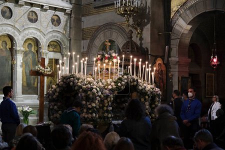Téléchargez les photos : Les fidèles chrétiens orthodoxes participent à la litanie épitaphe lors du Vendredi Saint après-midi dans la cathédrale Saint-Étienne à Paris, France, le 23 avril 2022. - en image libre de droit
