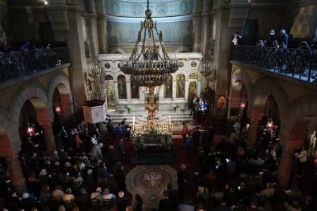 Téléchargez les photos : Les fidèles chrétiens orthodoxes participent à la litanie épitaphe lors du Vendredi Saint après-midi dans la cathédrale Saint-Étienne à Paris, France, le 23 avril 2022. - en image libre de droit