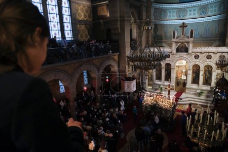 Foto de Los fieles cristianos ortodoxos participan en la Letanía del Epitafio durante la tarde del Viernes Santo en la Catedral de San Esteban en París, Francia, el 23 de abril de 2022.. - Imagen libre de derechos