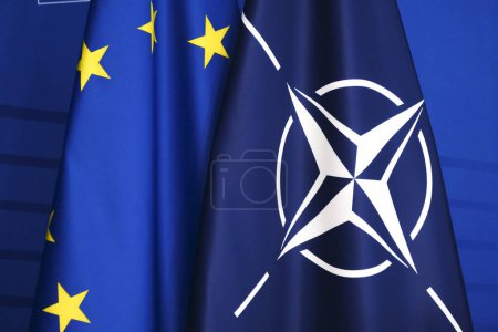 Téléchargez les photos : Flag of European Union and flag of NATO in European Commission Building in Brussels, Belgium on  January 11, 2023. - en image libre de droit