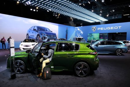 Foto de Peugeot car on display during the opening of the Brussels Motor Show at the Expo in Brussels, Belgium on Jan. 13, 2023. - Imagen libre de derechos