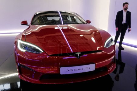 Téléchargez les photos : Tesla car on display during the opening of the Brussels Motor Show at the Expo in Brussels, Belgium on Jan. 13, 2023. - en image libre de droit