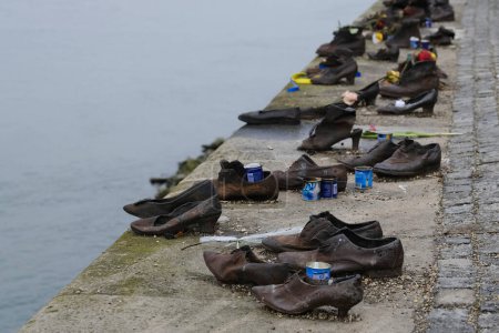 Téléchargez les photos : The memorial of shoes remembering the Holocaust victims on the bank of the River Danube in downtown Budapest, Hungary on December 22, 2022. - en image libre de droit