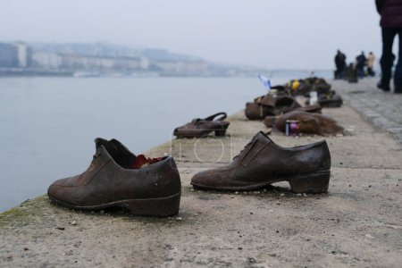 Téléchargez les photos : The memorial of shoes remembering the Holocaust victims on the bank of the River Danube in downtown Budapest, Hungary on December 22, 2022. - en image libre de droit