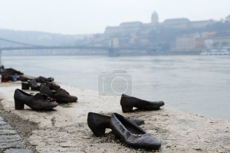 Foto de The memorial of shoes remembering the Holocaust victims on the bank of the River Danube in downtown Budapest, Hungary on December 22, 2022. - Imagen libre de derechos