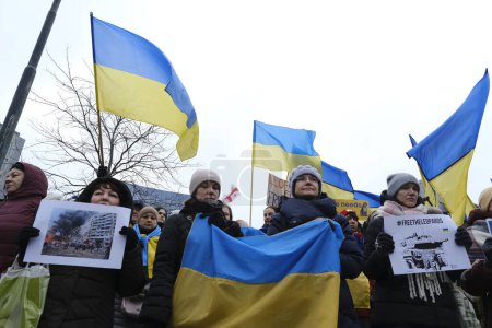 Foto de Protestors hold signs and wave Ukrainian flags during a demonstration in support of Ukraine outside of an EU headquarters in Brussels, Belgium , Jan. 23, 2023. - Imagen libre de derechos