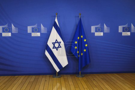 Téléchargez les photos : European and Israeli flags stand at EU headquarters in Brussels, on January 25, 2023. - en image libre de droit