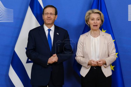 Téléchargez les photos : European Commission President Ursula von der Leyen welcomes Israel's President Isaac Herzog at EU headquarters in Brussels, on January 25, 2023. - en image libre de droit