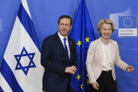Foto de European Commission President Ursula von der Leyen welcomes Israel's President Isaac Herzog at EU headquarters in Brussels, on January 25, 2023. - Imagen libre de derechos