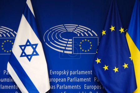 Téléchargez les photos : European and Israeli flags stand at EU headquarters in Brussels, on January 26, 2023. - en image libre de droit