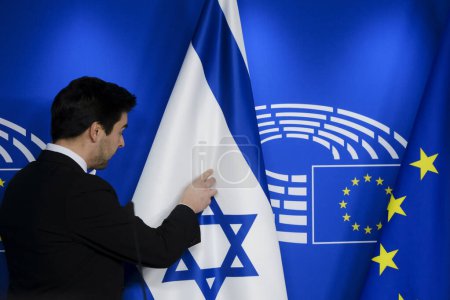Foto de An official prepares the flags of Israle and EU before a meeting at the European Parliament in Brussels, Belgium on January 26, 2023. - Imagen libre de derechos