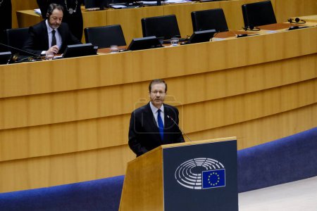 Téléchargez les photos : Israeli President Isaac Herzog speaks during an address to the European Parliament to mark Holocaust Memorial Day  in Brussels, Belgium on January 26, 2023. - en image libre de droit