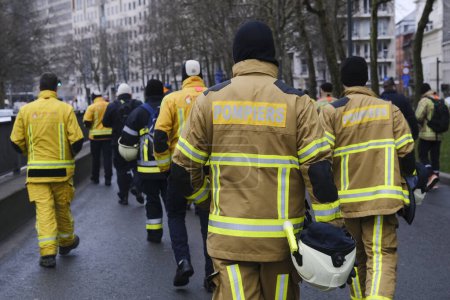 Foto de Firefighters protest against violence they encountered during intervention and for better working conditions, in Brussels, Belgium, January 27, 2023. - Imagen libre de derechos