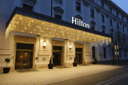 Foto de Exterior view of Hotel Hilton in Budapest, Hungary on December 21, 2022 - Imagen libre de derechos