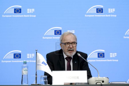 Téléchargez les photos : Werner Hoyer, the President of the European Investment Bank (EIB) speaks during the annual press conference of the EIB in Brussels, Belgium on February 2, 2023. - en image libre de droit