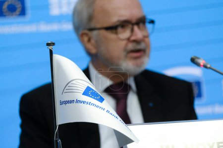 Téléchargez les photos : Werner Hoyer, the President of the European Investment Bank (EIB) speaks during the annual press conference of the EIB in Brussels, Belgium on February 2, 2023. - en image libre de droit