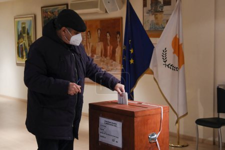 Téléchargez les photos : Les Chypriotes qui vivent à l'étranger arrivent pour voter pour les élections présidentielles chypriotes dans un bureau de vote à Bruxelles, Belgique, le 5 février 2023. - en image libre de droit