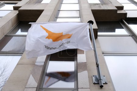 Téléchargez les photos : Drapeau de Chypre vagues devant l'ambassade de Chypre à Bruxelles, Belgique le 5 février 2023. - en image libre de droit