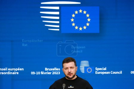 Téléchargez les photos : Le président ukrainien Volodymyr Zelenskiy assiste à une conférence de presse lors du sommet des dirigeants européens à Bruxelles, Belgique 9 février 2023. - en image libre de droit