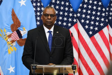 Téléchargez les photos : US Secretary of Defense Lloyd Austin speaks during a press conference during a two-day meeting of the alliance's Defence Ministers at the NATO Headquarters in Brussels, Belgium on February 14, 2023. - en image libre de droit