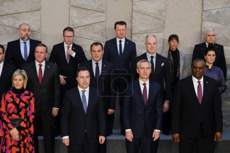 Foto de El Secretario General de la OTAN, Jens Stoltenberg, posa con los ministros de Defensa de la OTAN para un cuadro familiar en el segundo día de una reunión en la sede de la OTAN en Bruselas, Bélgica 15, 2023. - Imagen libre de derechos