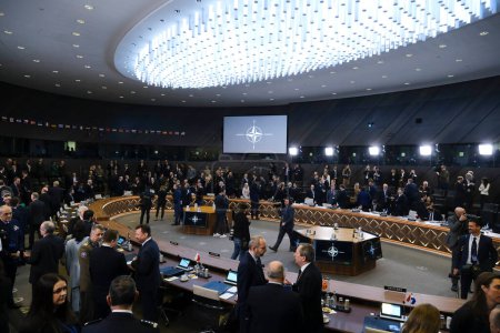 Téléchargez les photos : Vue de la salle plénière lors de la réunion des ministres de la Défense de l'OTAN lors d'une réunion de deux jours des ministres de la Défense de l'Alliance au siège de l'OTAN à Bruxelles, en Belgique, le 15 février 2023. - en image libre de droit