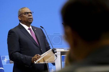Foto de US Defense Secretary Lloyd Austin holds a press conference at the end of a two-day meeting of NATO Defence ministers at the NATO headquarters in Brussels on February 15, 2023. - Imagen libre de derechos