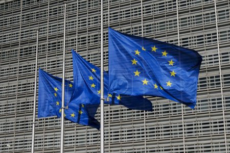 Foto de Banderas europeas ondean a media asta en la sede de la Comisión Europea en homenaje a las víctimas de los trenes chocan en Grecia, en Bruselas, Bélgica el 01 de marzo de 2023. - Imagen libre de derechos