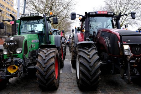 Téléchargez les photos : Farmers with their tractors from Belgium's northern region of Flanders take part in a protest against a new regional government plan to limit nitrogen emissions, in Brussels, Belgium on March 3, 2023. - en image libre de droit
