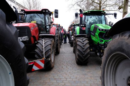 Foto de Farmers with their tractors from Belgium's northern region of Flanders take part in a protest against a new regional government plan to limit nitrogen emissions, in Brussels, Belgium on March 3, 2023. - Imagen libre de derechos