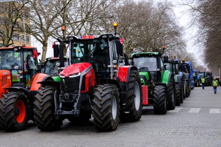 Foto de Farmers with their tractors from Belgium's northern region of Flanders take part in a protest against a new regional government plan to limit nitrogen emissions, in Brussels, Belgium on March 3, 2023. - Imagen libre de derechos