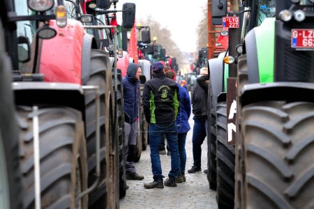 Téléchargez les photos : Les agriculteurs avec leurs tracteurs de la région flamande du nord de la Belgique prennent part à une manifestation contre un nouveau plan du gouvernement régional visant à limiter les émissions d'azote, à Bruxelles, Belgique, le 3 mars 2023. - en image libre de droit