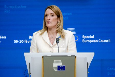 Foto de La presidenta del Parlamento Europeo, Roberta Metsola, da una conferencia de prensa en Bruselas, Bélgica el 9 de febrero de 2023. - Imagen libre de derechos