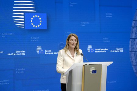 Foto de La presidenta del Parlamento Europeo, Roberta Metsola, da una conferencia de prensa en Bruselas, Bélgica el 9 de febrero de 2023. - Imagen libre de derechos