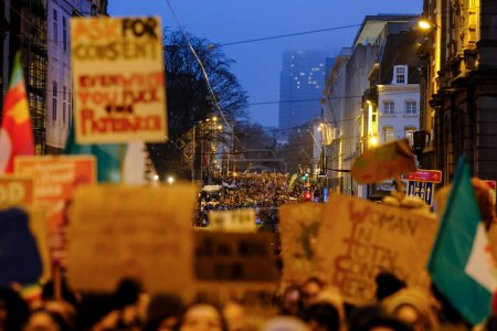 Téléchargez les photos : Des milliers de personnes défilent lors d'un rassemblement à l'occasion de la Journée internationale de la femme à Bruxelles, Belgique, le 8 mars 2023. - en image libre de droit
