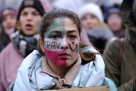 Foto de Activistas sostienen pancartas y corean consignas durante una manifestación para conmemorar el Día Internacional de la Mujer en Bruselas, Bélgica, el 8 de marzo de 2023. - Imagen libre de derechos