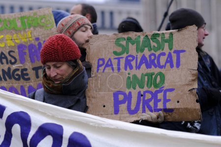 Téléchargez les photos : Des activistes tiennent des pancartes et scandent des slogans lors d'un rassemblement à l'occasion de la Journée internationale de la femme à Bruxelles, en Belgique, le 8 mars 2023. - en image libre de droit