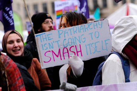 Foto de Activistas sostienen pancartas y corean consignas durante una manifestación para conmemorar el Día Internacional de la Mujer en Bruselas, Bélgica, el 8 de marzo de 2023. - Imagen libre de derechos