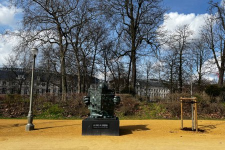 Téléchargez les photos : Les gens marchent devant les sculptures du Chat dans le parc public de Bruxelles, Belgique, le 15 mars 2023. - en image libre de droit