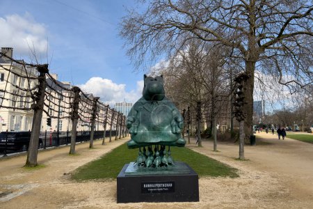 Téléchargez les photos : Les gens marchent devant les sculptures du Chat dans le parc public de Bruxelles, Belgique, le 15 mars 2023. - en image libre de droit