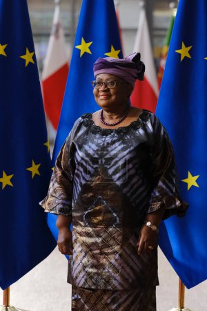 Foto de Charles MICHEL, Presidente del Consejo Europeo, da la bienvenida a Ngozi OKONJO IWEALA, Director General de la Organización Mundial del Comercio (OMC) en Bruselas, Bélgica, el 16 de marzo de 2023. - Imagen libre de derechos