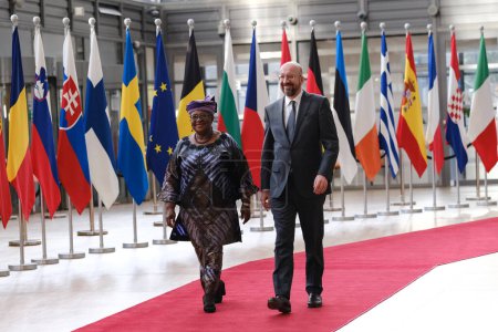 Téléchargez les photos : Charles MICHEL, Président du Conseil européen accueille Ngozi OKONJO IWEALA, Directeur général de l'Organisation mondiale du commerce (OMC) à Bruxelles, Belgique, le 16 mars 2023. - en image libre de droit