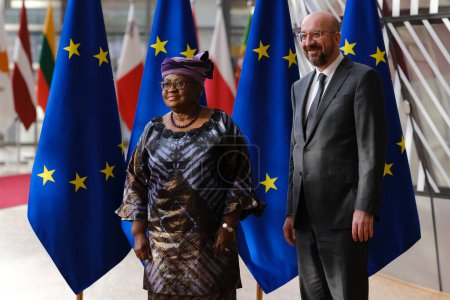 Foto de Charles MICHEL, Presidente del Consejo Europeo, da la bienvenida a Ngozi OKONJO IWEALA, Director General de la Organización Mundial del Comercio (OMC) en Bruselas, Bélgica, el 16 de marzo de 2023. - Imagen libre de derechos
