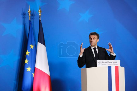 Foto de El presidente francés Emmanuel Macron habla durante una conferencia de prensa después de una Cumbre de la UE, en la sede de la UE en Bruselas, Bélgica, el 24 de marzo de 2023. - Imagen libre de derechos