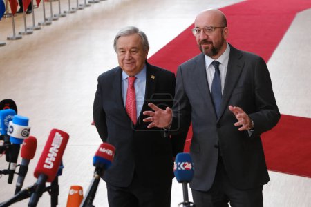 Téléchargez les photos : Le secrétaire général des Nations unies Antonio Guterres et le président du Conseil européen Charles Michel arrivent pour un sommet de l'UE, au siège de l'UE à Bruxelles, le 23 mars 2023. - en image libre de droit